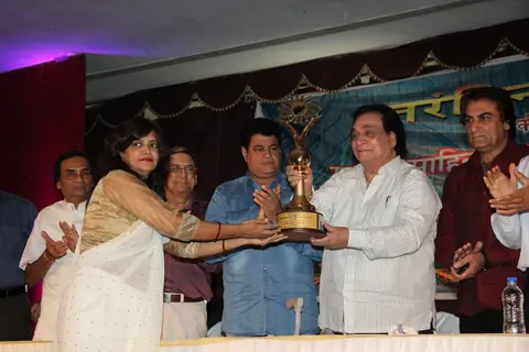 Kader Khan presented with Sahitya Shiromanee Award