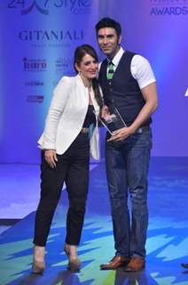 Pria Karatia Puri Gives Sandip Soparrkar the most stylish dance choreographer award of India 2013
