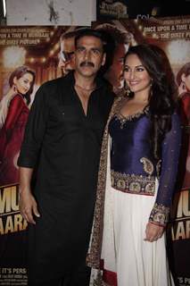 Akshay Kumar & Sonakshi Sinha on the sets of Jhalak Dikhlaja