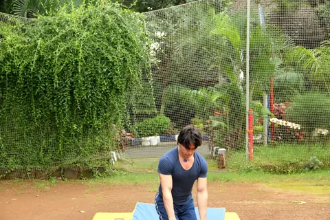 Tiger Shroff performing daredevil stunts