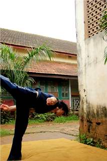 Tiger Shroff performing daredevil stunts