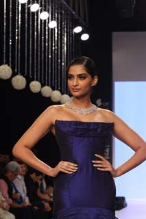 Sonam Kapoor inaugurates IIJW 2013