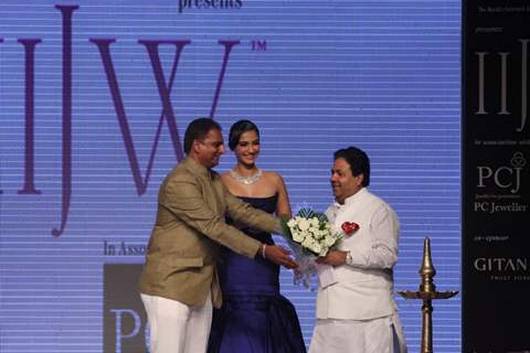 Sonam Kapoor inaugurates IIJW 2013
