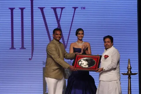 Sonam Kapoor inaugurates IIJW 2013