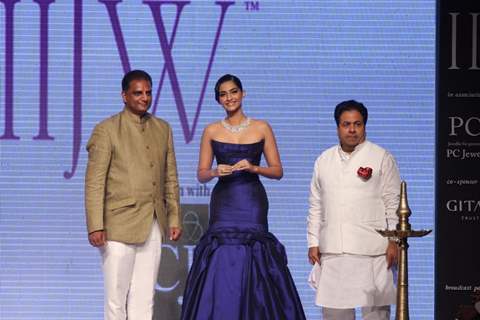 Sonam Kapoor inaugurates IIJW 2013