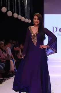 Akshay Kumar & Sonakshi Sinha walk the ramp at IIJW 2013