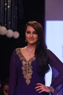 Akshay Kumar & Sonakshi Sinha walk the ramp at IIJW 2013