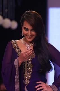 Akshay Kumar & Sonakshi Sinha walk the ramp at IIJW 2013