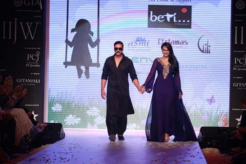 Akshay Kumar & Sonakshi Sinha walk the ramp at IIJW 2013