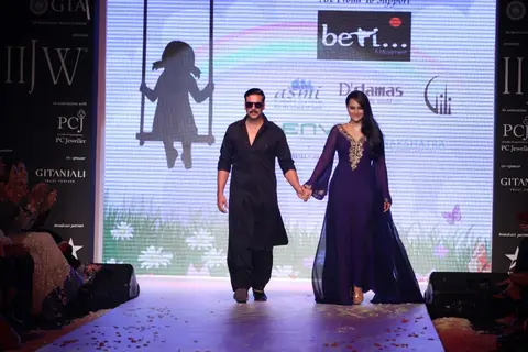 Akshay Kumar & Sonakshi Sinha walk the ramp at IIJW 2013