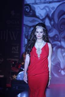 Evelyn Sharma showstopper for Gehna show at IIJW 2013