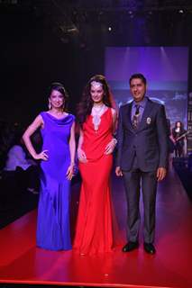 Evelyn Sharma showstopper for Gehna show at IIJW 2013