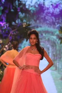 Lisa Haydon showstopper for Nirav Modi show at IIJW 2013