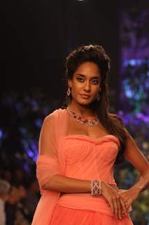 Lisa Haydon showstopper for Nirav Modi show at IIJW 2013