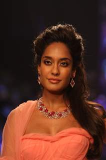 Lisa Haydon showstopper for Nirav Modi show at IIJW 2013