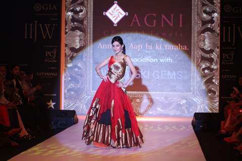 Amrita Rao showstopper for AGNI Jewels at IIJW 2013