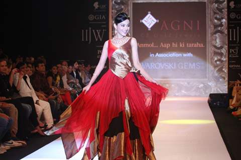 Amrita Rao showstopper for AGNI Jewels at IIJW 2013