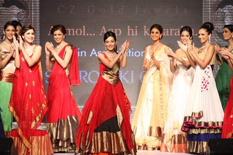 Amrita Rao showstopper for AGNI Jewels at IIJW 2013