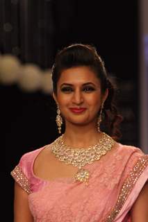 Divyanka Tripathy walk the ramp for Gitanjali Gems at IIJW 2013