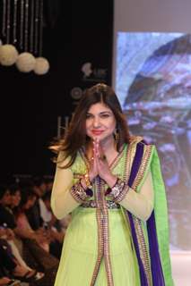 Alka Yagnik walk the ramp for Gitanjali Gems at IIJW 2013