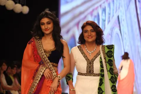 Ragini Khanna walk the ramp for Gitanjali Gems at IIJW 2013
