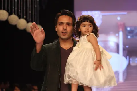 Iqbal Khan walk the ramp for Gitanjali Gems at IIJW 2013