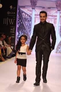 Angad Hasija walk the ramp for Gitanjali Gems at IIJW 2013