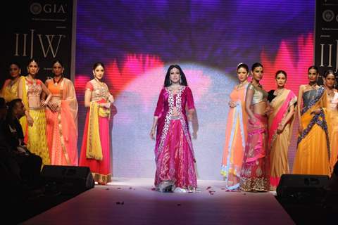 Rituparna Sengupta walk the ramp at IIJW 2013