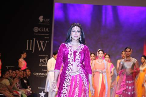 Rituparna Sengupta & Pooja Misrra walk the ramp at IIJW 2013