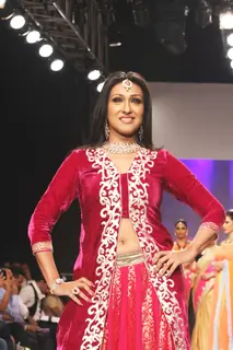 Rituparna Sengupta & Pooja Misrra walk the ramp at IIJW 2013