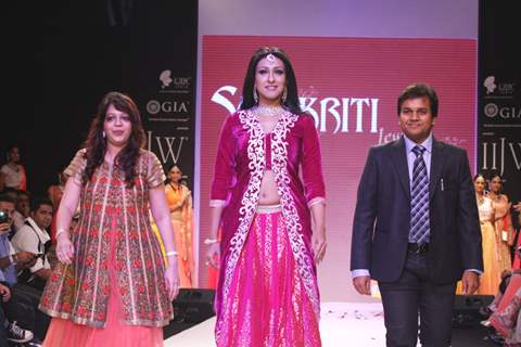 Rituparna Sengupta & Pooja Misrra walk the ramp at IIJW 2013