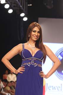 Rituparna Sengupta & Pooja Misrra walk the ramp at IIJW 2013