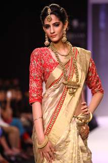 Adorn presents Dhora and Rivaayat at IIJW 2013 Day 4