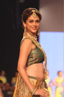 Aditi Rao Hydari showstopper at IIJW 2013