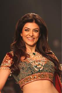 Sushmita Sen showstopper for Charu Jewels at IIJW 2013