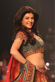 Sushmita Sen showstopper for Charu Jewels at IIJW 2013