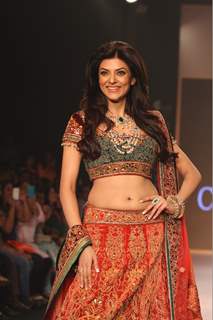 Sushmita Sen showstopper for Charu Jewels at IIJW 2013