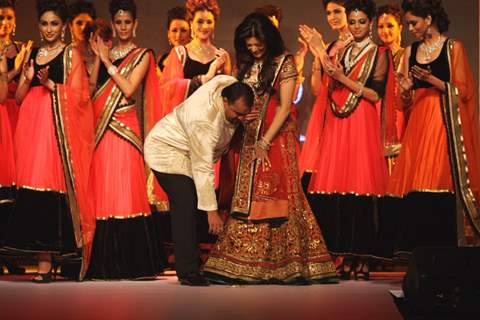 Sushmita Sen showstopper for Charu Jewels at IIJW 2013