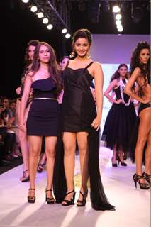 Alia Bhatt walks the ramp at IIJW 2013