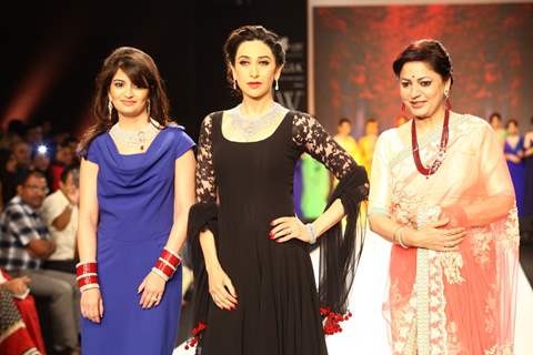 Karisma Kapoor walks the ramp at IIJW 2013 Day 4