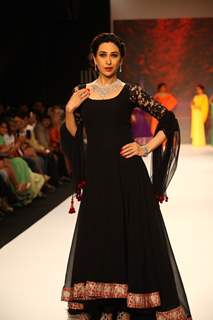 Karisma Kapoor walks the ramp at IIJW 2013 Day 4