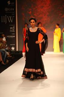 Karisma Kapoor walks the ramp at IIJW 2013 Day 4