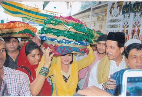 Veena Malik at Ajmer Sharif Shrine