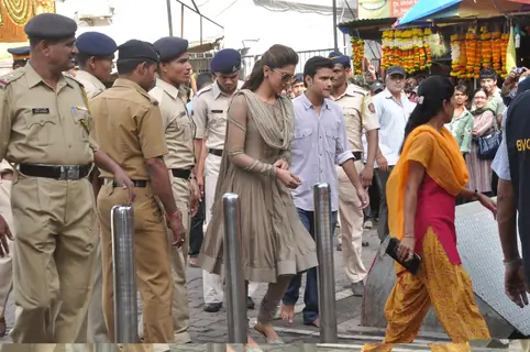 Deepika Padukone visits Siddhivinayak Temple