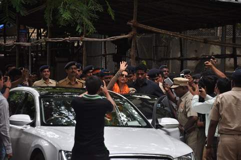 Deepika Padukone visits Siddhivinayak Temple