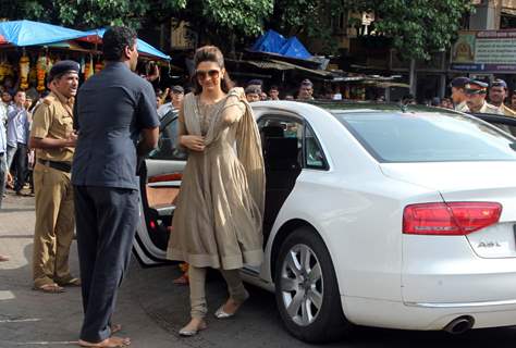 Deepika Padukone visits Siddhivinayak Temple