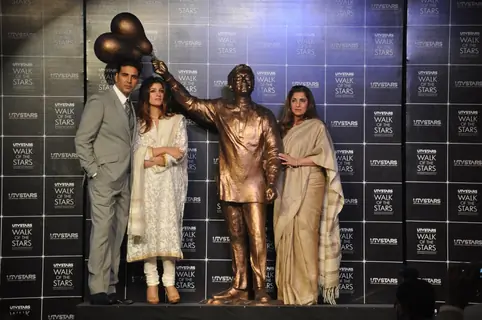 Akshay Kumar, Twinkle Khanna and Dimple Kapadia at the Unveiling of the Statue of Rajesh Khanna