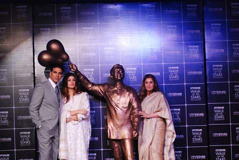 Akshay Kumar, Twinkle Khanna and Dimple Kapadia at the Unveiling of the Statue of Rajesh Khanna