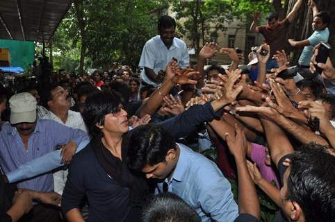 Shahrukh Khan promotes Chennai Express and greets his fans.