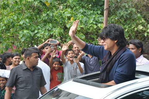 Shahrukh Khan waves out to fans while he promotes Chennai Express